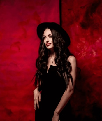 Живу в Москве, и моя миссия - доставить тебе незабываемые эмоции и исполнить все твои фантазии. Я умею наслаждаться каждым мгновением и делать то, что нравится не только мне, но и тебе. У меня есть фото и отзывы, которые помогут тебе познакомиться со мной поближе. Мои услуги разнообразны и проникнуты страстью: классический секс, оральные ласки, ролевые игры и многое другое. Открой для себя новые грани удовольствия со мной и погрузись в безумный мир наслаждения. Жду тебя, чтобы воплотить твои самые интимные фантазии. 💋💫 2153, 20 лет